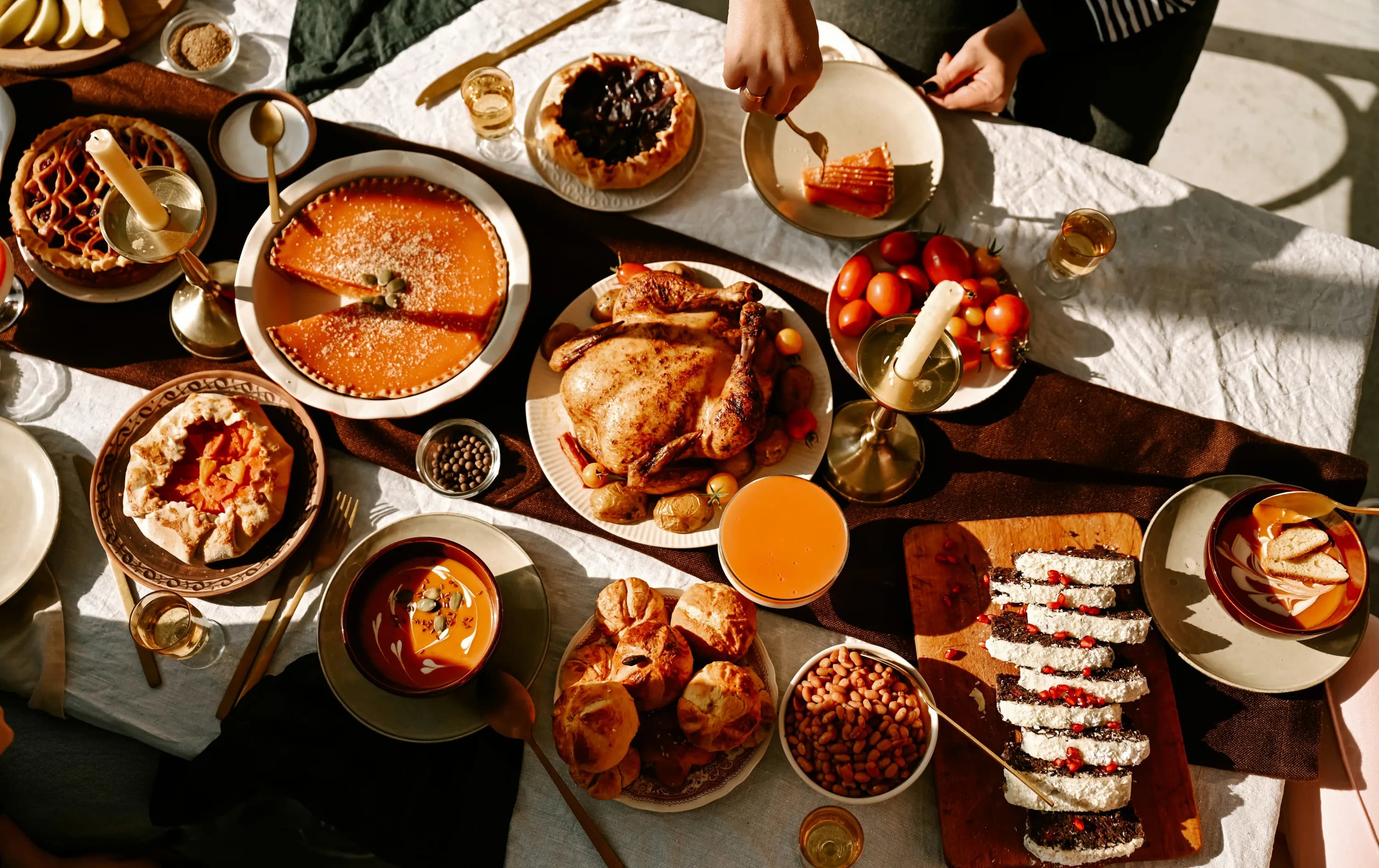 Une grande tablée dressée pour le dîner dans l’un de nos domaines